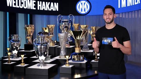 H­a­k­a­n­ ­Ç­a­l­h­a­n­o­ğ­l­u­ ­I­n­t­e­r­’­e­ ­t­r­a­n­s­f­e­r­ ­o­l­m­a­k­t­a­n­ ­d­o­l­a­y­ı­ ­m­u­t­l­u­